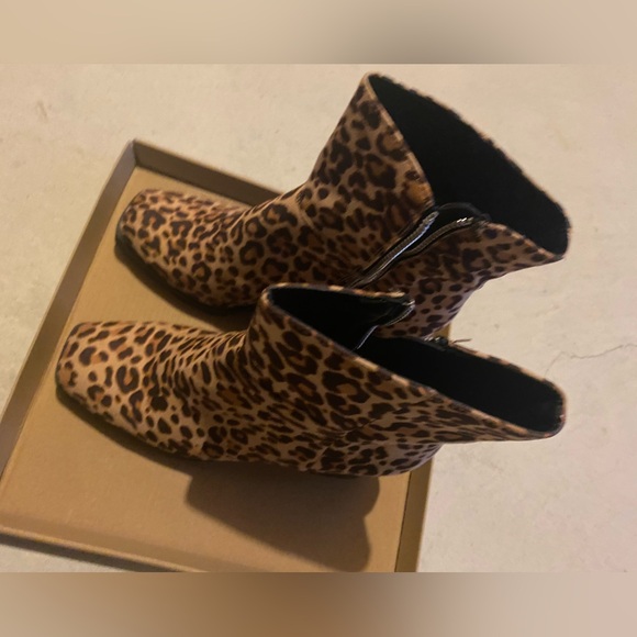 Leopard print suede ankle boots with zipper closure - Picture 4 of 6